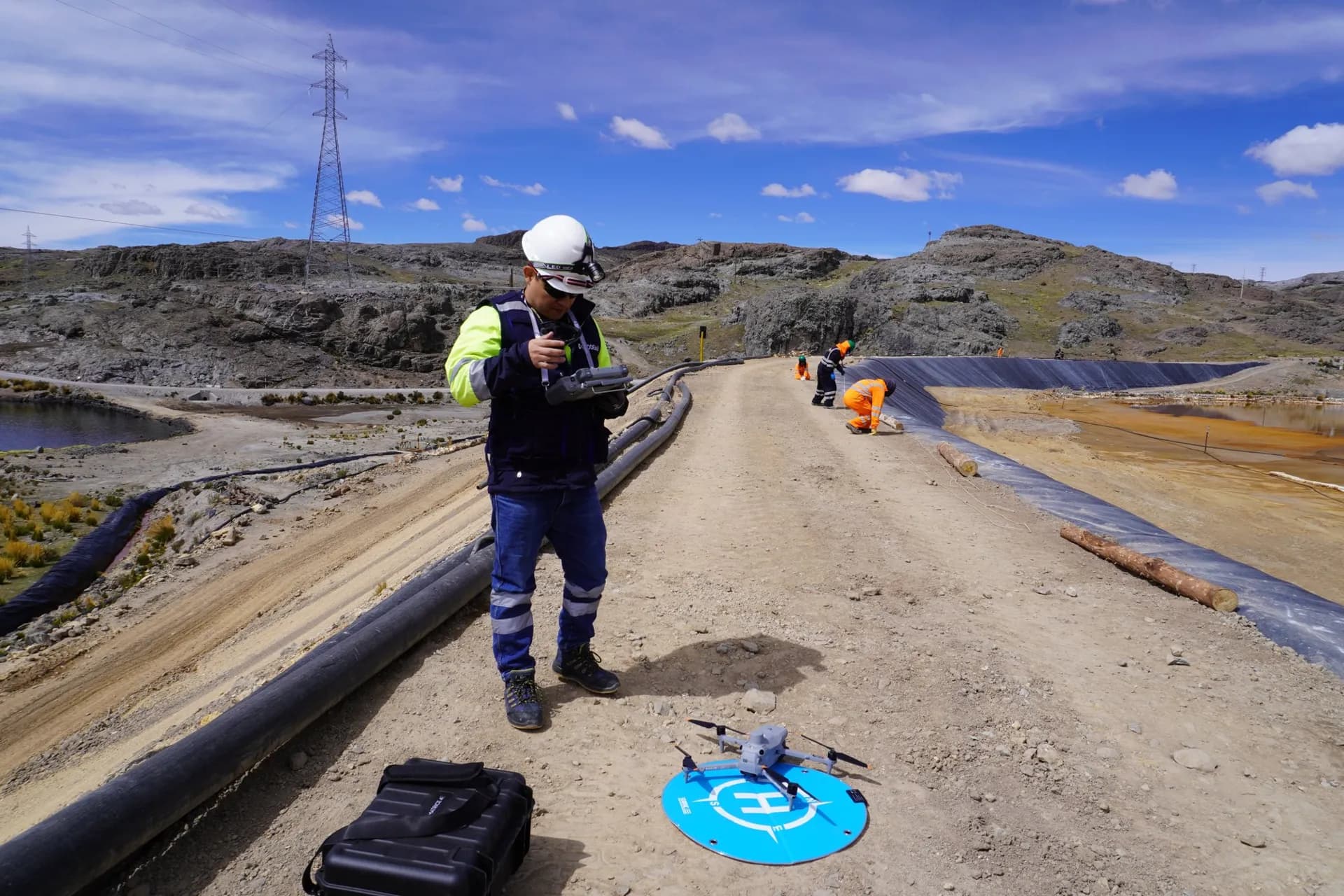 Piloto con el control y el drone listo en la plataforma