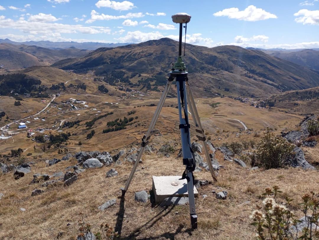 Base GNSS sobre punto de control